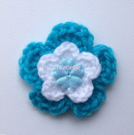 Set gehaakte bloemen aqua blauw wit van 5 cm.