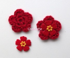 Set gehaakte bloemen rood van 3 cm.