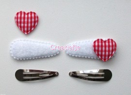 Zelf haarspeldjes maken Diy wit fluweel met rode geruite hartjes van 4.5 cm.