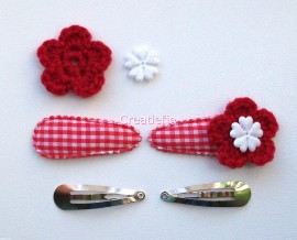 Zelf haarspeldjes maken rood ruitje met rode gehaakte bloemen van 4.5 cm.