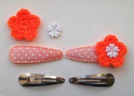 Zelf haarspeldjes maken pastel oranje met gehaakte bloemen van 5.5 cm.