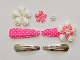 Zelf haarspeldjes maken candy roze met creme satijnen bloemen van 5.5 cm.